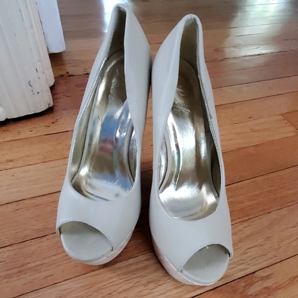 Shoes - Picture 4 of 7